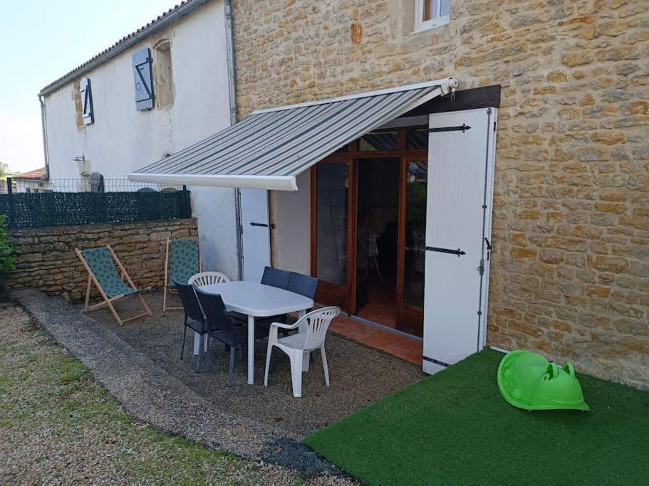 Ferienhaus Charmante Maison En Pierres Sainte-Radégonde-des-Noyers