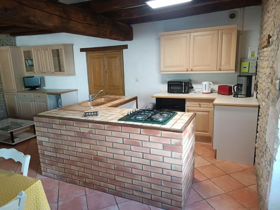Charmante Maison En Pierres Sainte-Radégonde-des-Noyers
